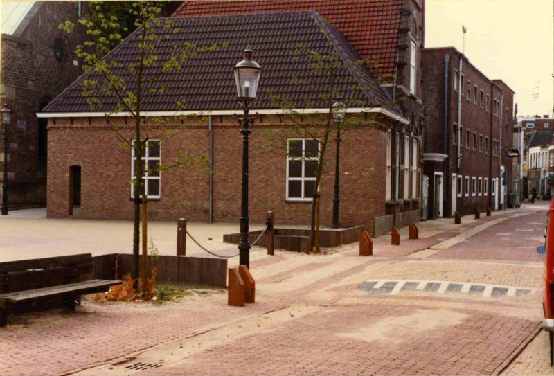 Walstraat 16-24  Links parochiehuis, daarnaast achterkant Twentse Schouwburg bistro Spotje juli 1983.jpg