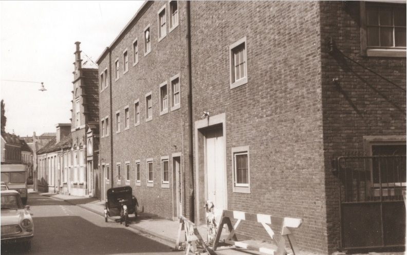 Walstraat 16-20 Achterzijde Twentsche Schouwburg 1967.jpg