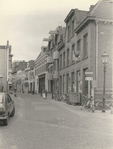 Walstraat 21 Richting van Loenshof met rechts café de Tor en café de Rode Leeuw 1981.jpeg