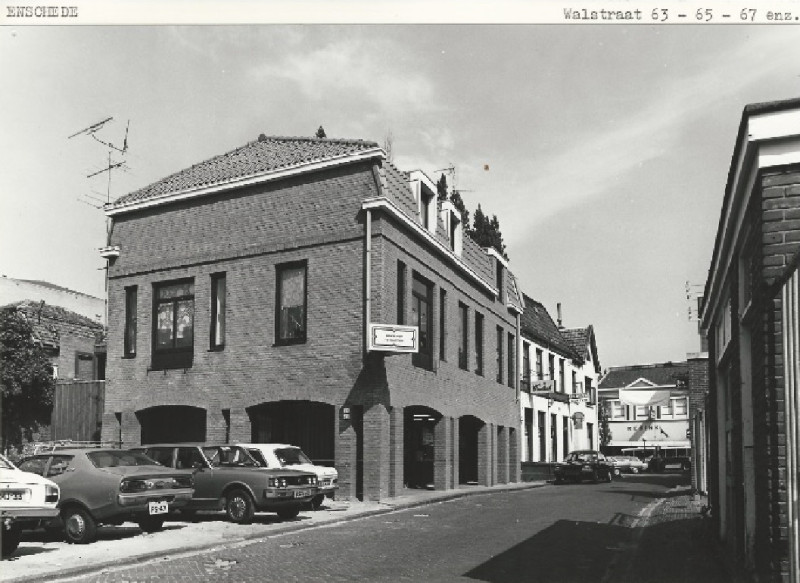 Walstraat 63, 65, 67-69 o.m. cafe De Gracht richting Marktstraat, met rechts Drukshop The Wallstreet. 21-5-1980.jpg