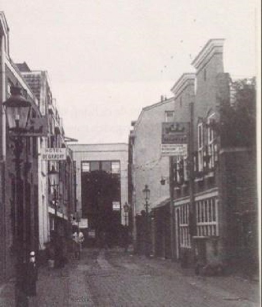 Walstraat 48 richting Marktstraat rechts Koetshuis later Grieks restaurant Sirtaki links nr. 69 Hotel De Gracht.jpg