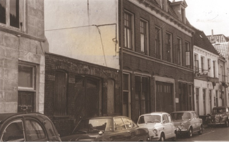 Walstraat 61-63-65-69 panden en café De Gracht 1967.jpg