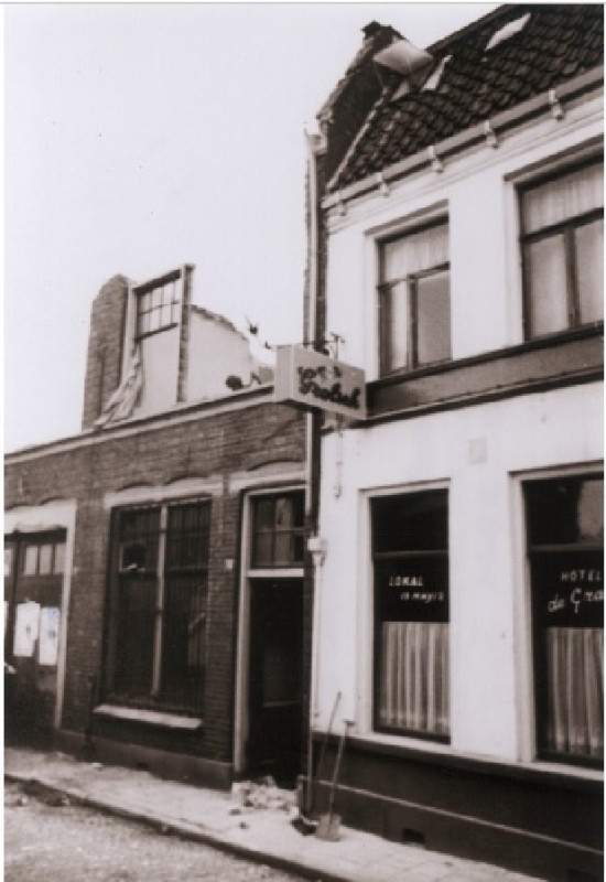 Walstraat 69 Voorzijde van pand dat wordt gesloopt en rechts Turks café Lokal 19 Mayis 1976.jpg