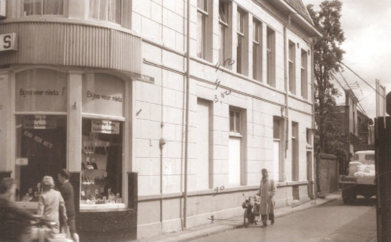 Walstraat 50 schoenenwinkel op de hoek met de Markstraat (Bijna voor niets) 1967.jpg