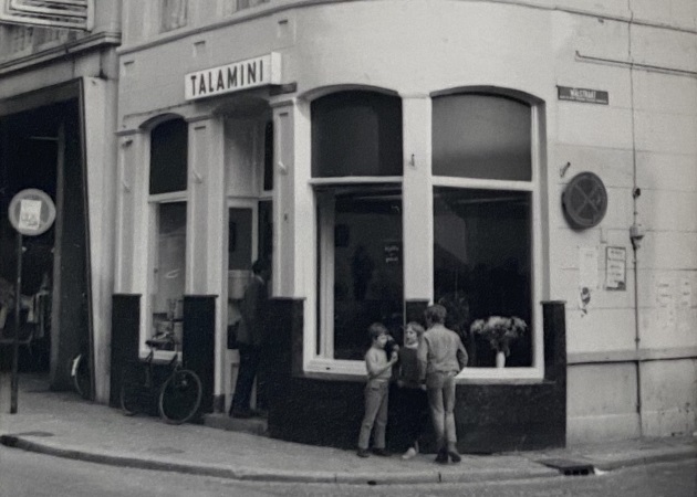 Marktstraat 9 ijssalon Talamini na opening in 1971.jpg