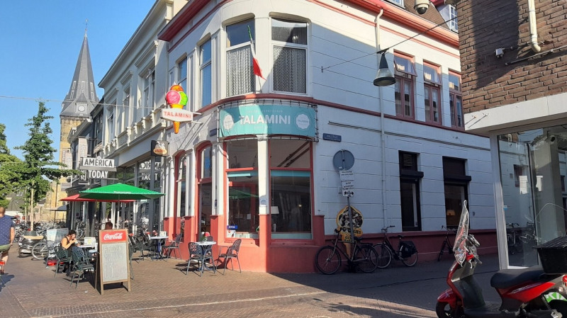 Marktstraat 9 hoek Walstraat ijssalon Roll N Cone.jpg