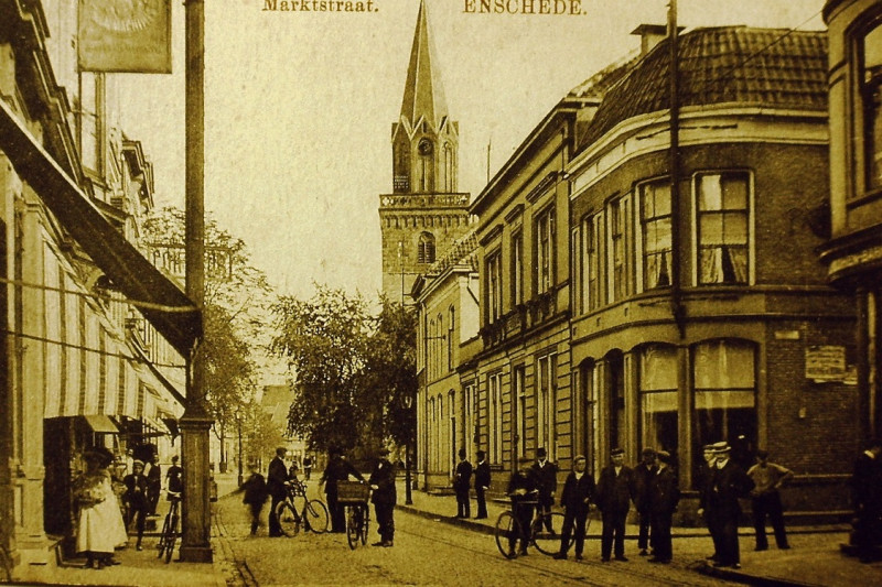 Marktstraat 9 rechts Walstraat met oude kerktoren 1915.JPG