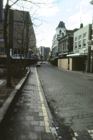Haalsbergerstraat 3 hoek Marktstraat Richting Nijverheidsstraat. Links Bar Bistro 't Graafje. Rechts o.a. Alink en kledingwinkel Pico 1978.jpeg