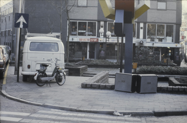 Haaksbergerstraat 3 hoek Marktstraat Kunstwerk De Trommelslager nabij kruispunt De Graaff. Ook met Bar Bistro Het Graafje jaren 70.jpeg