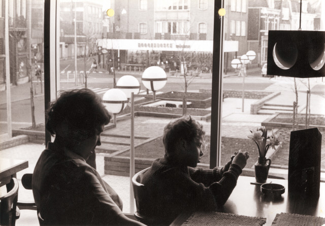 Haaksbergerstraat 3 hoek Marktstraat Kruispunt de Graaff vanuit bistro 't Graafje, richting Hengelosestraat en zicht op Hoogenbosch schoenen. 1975.jpeg