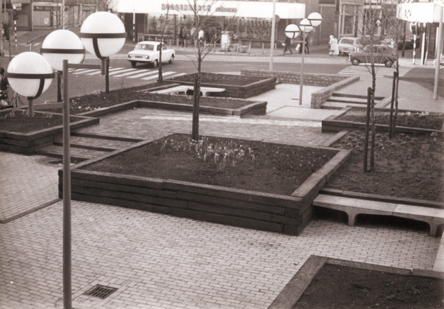 Haaksbergerstraat 3 hoek Marktstraat Kruispunt de Graaff vanuit 't Graafje richting Hengelosestraat en zicht op Hoogenbosch schoenen 1975.jpeg