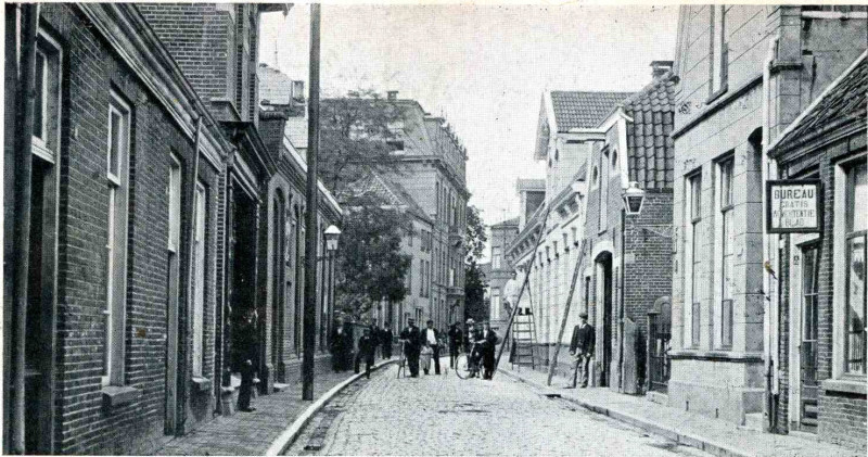 Zuiderhagen 9-13 rechts Gezien richting Marktstraat 1902.jpg