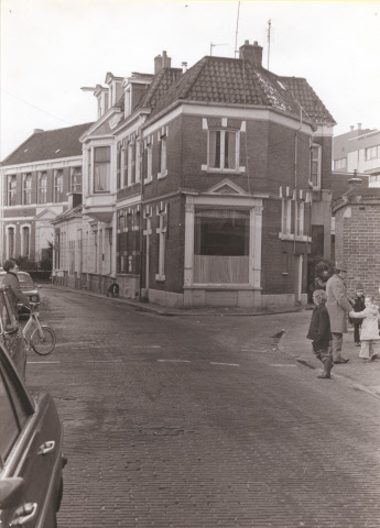 Noorderhagen 13-23 Rechts de Brinkgaarden, achtergrond vormingscentrum Noorderhagen 1975.jpeg