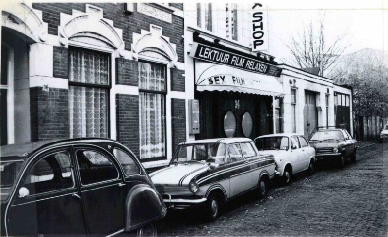 Zuiderhagen 34-36 hoek Pijpenstraat sex shop 1975,.jpg
