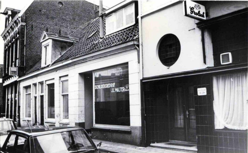 Zuiderhagen 39-41 Gevels oostzijde met o.m. schildersbedrijf Walter & Zn.,en deel van café restaurant De Zon.jpg