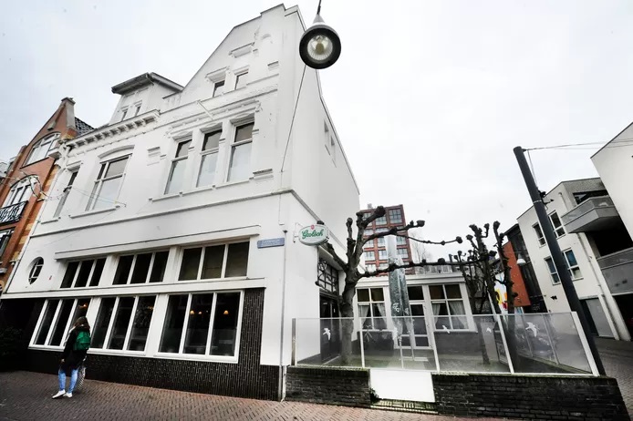 Zuiderhagen 43 Zo herinnert menigeen zich het voormalige café De Zon. Het terras heeft inmiddels plaatsgemaakt voor een appartementencomplex.jpg