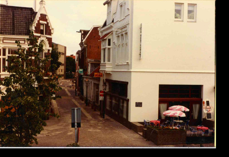 Zuiderhagen 43 De Zon. T.h.v. bibliotheek, richting Marktstraat, links Pijpenstraat juli 1983.jpg