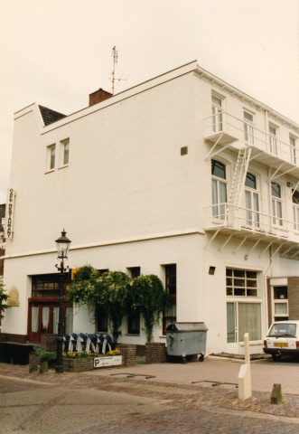 Zuiderhagen 43 Café restaurant De Zon. Op de hoek met Pijpenstraat. juni 1987.jpeg