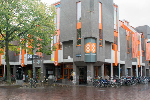 Pijpenstraat 15 hoek Zuiderhagen bibliotheek met lunchroom Stoet.jpg