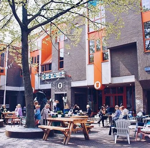 Pijpenstraat 15 hoek Zuiderhagen lunchroom Stoet in gebouw bibliotheek.jpg