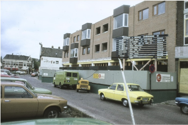 Zuiderhagen 57-59 Bouw woningen en winkels. Verderop is winkel Guus Walter zichtbaar, jaren 70.jpg