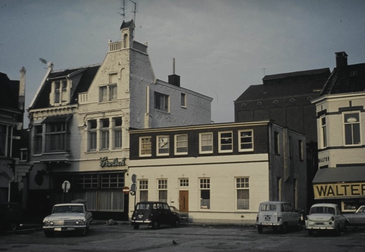 Zuiderhagen 43-45 Hotel de Zon en van Tijn's Confectiebedrijven gezien vanaf het Janninksterrein.jpg