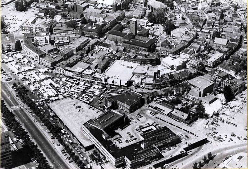 H.J. van Heekplein vroeger Zuiderhagen en Boulevard De Klanderij vroeger fabriek Menko 1978. luchtfoto.jpg