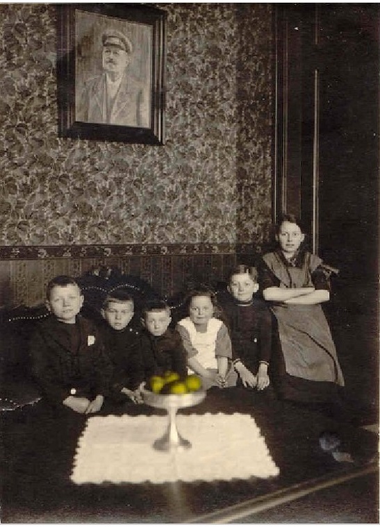 Zuiderhagen 86 de kleinkinderen Fromme in het Hotel C. Fromme.jpg