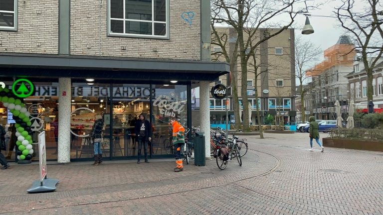 Marktstraat 13 hoek Zuiderhagen The Tosti Club in pand Spar.jpg