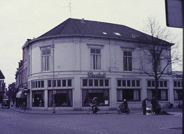 Hengelosestraat 35 hoek Parkweg cafe restaurant Royal 21-4-1969.jpeg