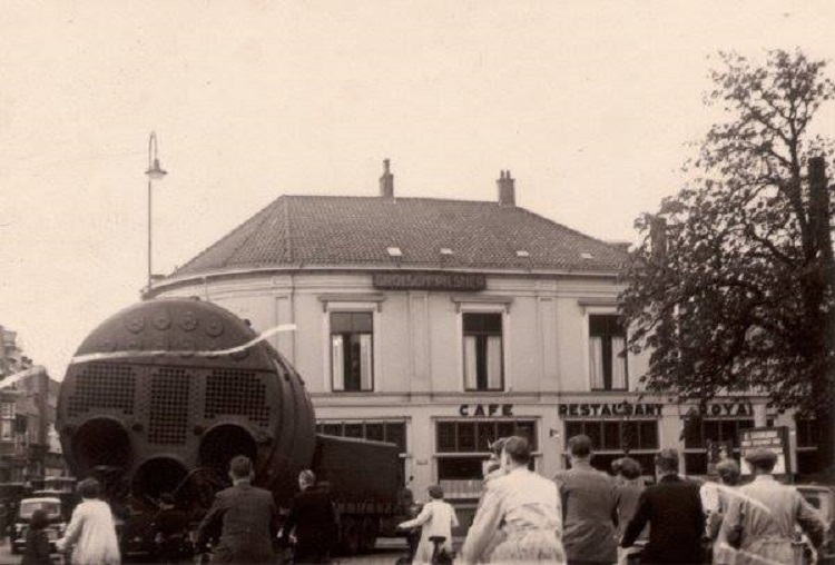 Hengelosestraat 35 Stationsplein cafe restaurant Royal. zwaar transport ketel naar Textielfabriek Holland.jpg
