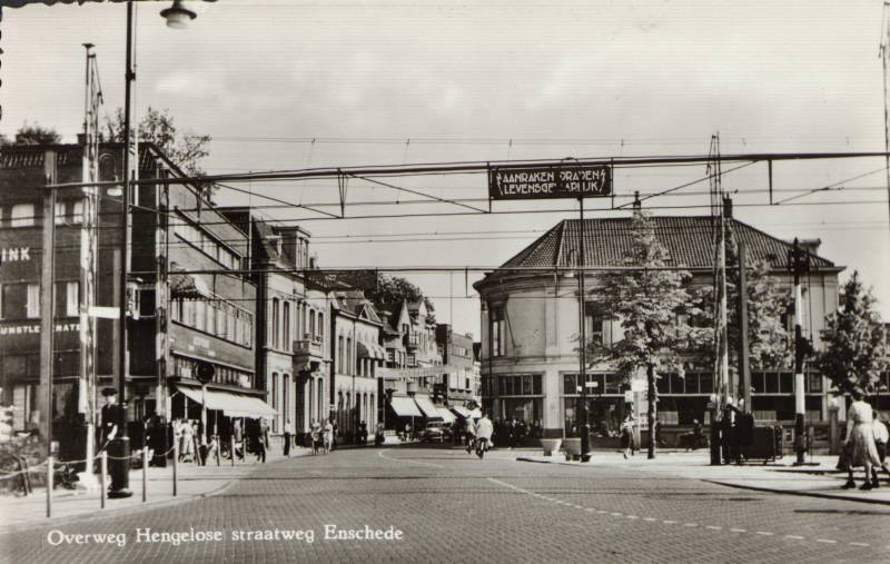 Hengelosestraat 35 hoek Stationsplein 1 spoorwegovergang. Royal.jpg
