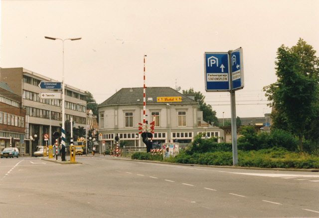 Korte Hengelosestraat 35 hoek Stationsplein 1 Café Restaurant Hotel Royal juli 1987..jpeg