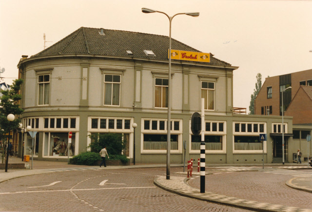 Korte Hengelosestraat 35 hoek Stationsplein 1 Café Restaurant Hotel Royal. juli 1987.jpeg