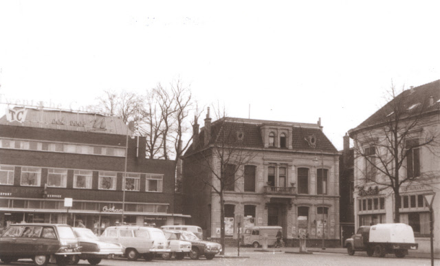 Hengelosestraat 35 winkels en woningen gezien vanaf het Stationsplein. rechts ook hotel Royal. 1967.jpeg