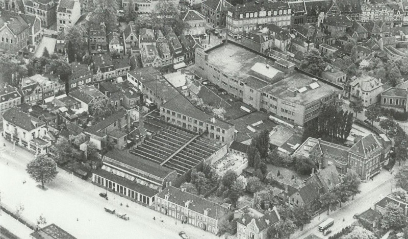 Hengelosestraat 35 Stationsplein 1 voorgrond o.m. restaurant Royal daarachter oude V en D en Hotel de Graaff.jpg