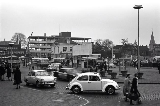 Stationsplein 1 restaurant Royal rechts.jpg