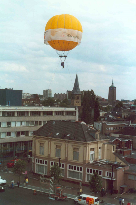 Stationsplein 1 Festiviteiten t.g.v. de opening van het stadskantoor 9-6-2001.jpg