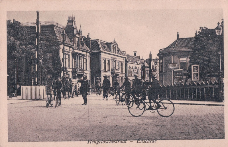 Hengelosestraat 35 hoek Parkweg later Stationsplein Het woonhuis van Nico ter Kuile (rechts) werd later Royal. foto 1910.jpg
