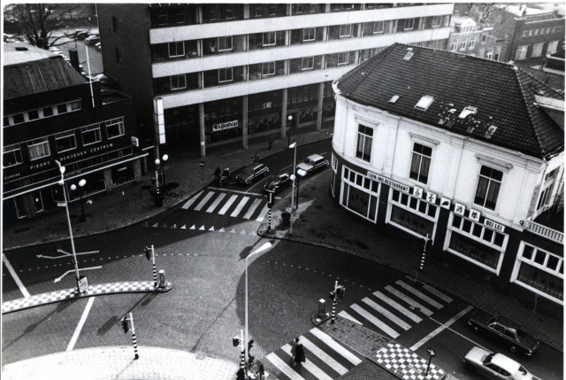 Hengelosestraat 35 Kruispunt Stationsplein met Chinees restaurant en Minrebo-gebouw, Gemeentelijke Sociale Dienst, Kijkshop 26-12-1975.jpeg