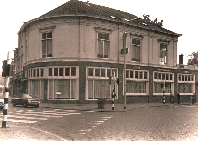 Hengelosestraat 35 Hoek Stationsplein, met café-restaurant Asia 1972.jpeg