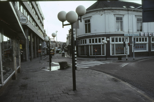Korte Hengelosestraat 35 hoek Stationsplein Rechts Chinees Indisch Restaurant. links schoenenzaak Mengerink en Kijkshop. 1978.jpeg
