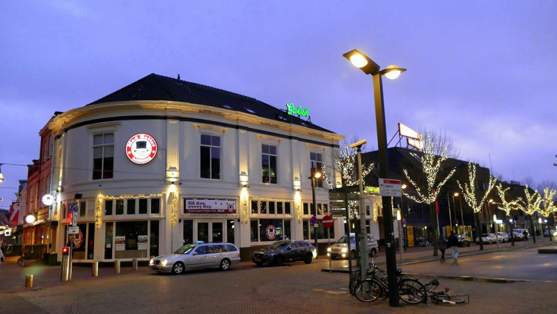 Korte Hengelosestraat 35 hoek Stationsplein 1 barbecuerestaurant Mad Hatter vroeger restaurant Royal 2018.jpg