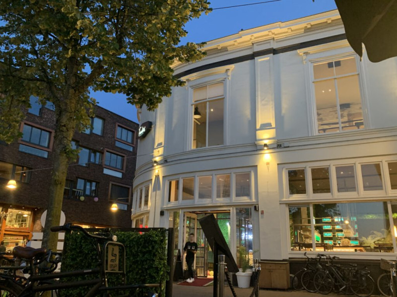 Stationsplein 1 hoek Korte Hemgelosestraat Foodies Restaurant & Bar.jpg