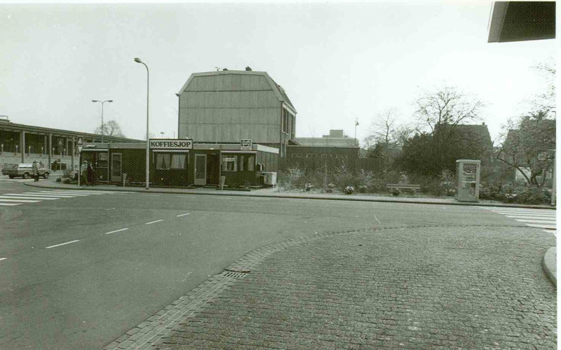 stationsplein 15 Busstation met koffiesjop. telefooncel.jpg