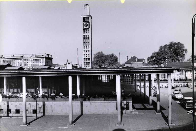 Stationsplein 33 Zicht op terras stationsrestauratie en hoofdingang NS-station 1960.jpg