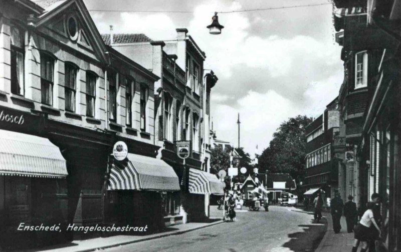 Hengelosestraat 29-31-33-35 Kraaijenbrink lampenwinkel  links nu Korte Hengelosestraat.1950.jpg