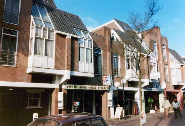 Korte Hengelosestraat 13 lunchroom, kledingwinkel en winkel de Gulden Kaers 1991.jpeg