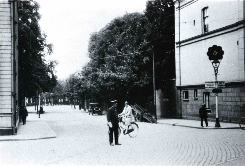 Brammelerstraat 1 kruispunt met Hengelosestraat en Haaksbergerstraat Kruispunt De Graaff politie 1910.jpg