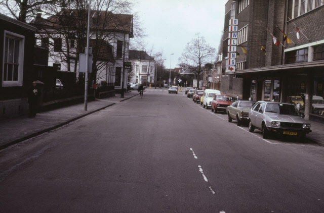 Brammelerstraat Vanaf kruispunt de Graaff richting Hoedemakerplein, met rechts Nettomarkt en Bowlingcentrum 1978.jpeg